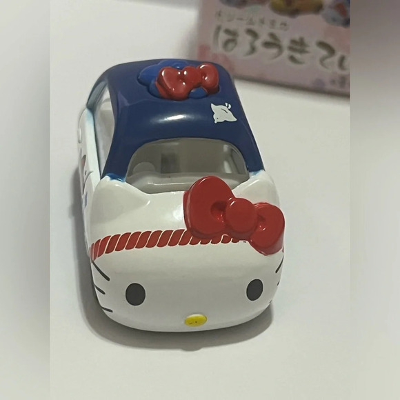 Takara Tomy Sanrio Hello Kitty DieCast Car - Picture 5 of 11